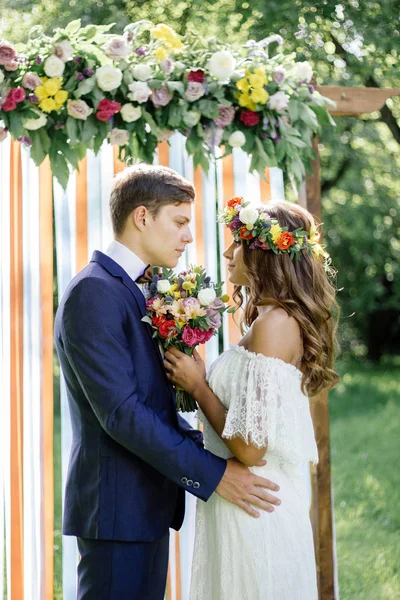 Ceremonie Van Het Huwelijk Outdoor Park Bruid Bruidegom Raken Elkaar — Stockfoto