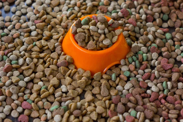 Cuenco Plástico Naranja Lleno Comida Seca Para Mascotas Rodeado Comida — Foto de Stock