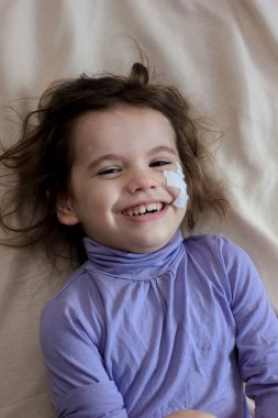 Küçük çocuk kız yapıştırıcı bant ile kazadan sonra yüzü gülüyor