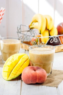 Mango ve şeftali smoothie malzemeler ahşap tablo