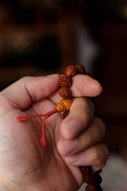 El rudraksha boncuklar veya tespih tutan dua