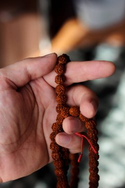El rudraksha boncuklar veya tespih tutan dua