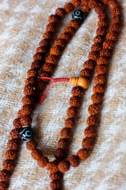 Rudraksha Boncuklar veya tesbih üzerinde bir tekstil