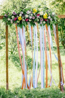 Güzel bir düğün kemeri ve yaz günü ormanda çiçekler.