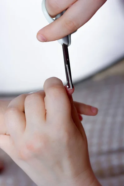 Moeder Gesneden Nagels Vinger Van Baby Meisje — Stockfoto