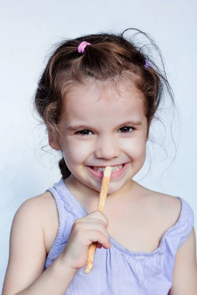 Niña Sosteniendo Miswak Las Manos Haciendo Procedimiento Limpieza Dientes — Foto de Stock