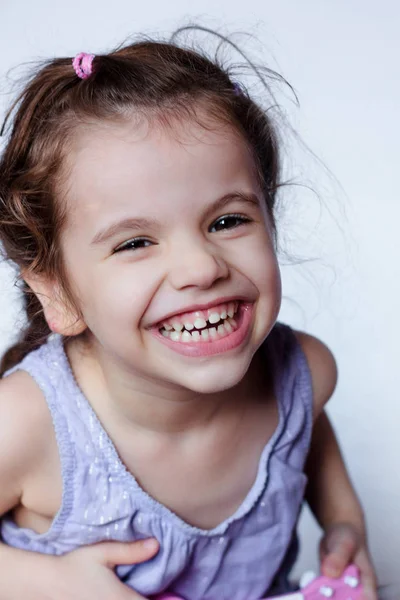 Feliz Niña Divirtiéndose Jugando Con Guitarra Juguete Ukelele — Foto de Stock