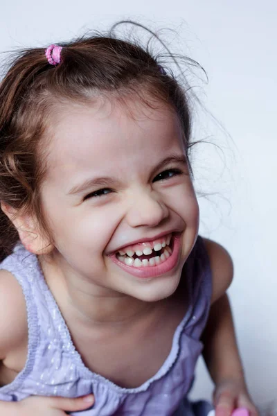 Feliz Niña Divirtiéndose Jugando Con Guitarra Juguete Ukelele — Foto de Stock