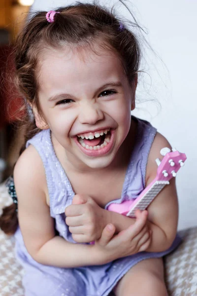 Feliz Niña Divirtiéndose Jugando Con Guitarra Juguete Ukelele — Foto de Stock