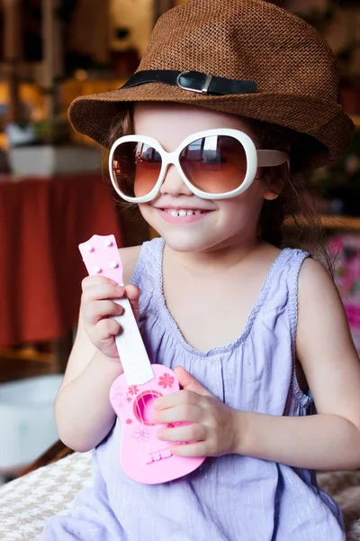 Niña Divirtiéndose Con Guitarra Juguete Brazos Gafas Sol Cara — Foto de Stock