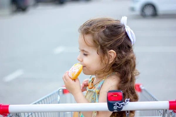 Gadis Kecil Makan Donat Parkiran Mal — Stok Foto