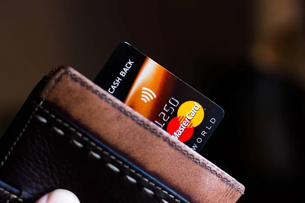 Ryazan, Rusya - 27 Şubat 2018: Deri bir cüzdanda Mastercard markasının kredi veya banka kartı