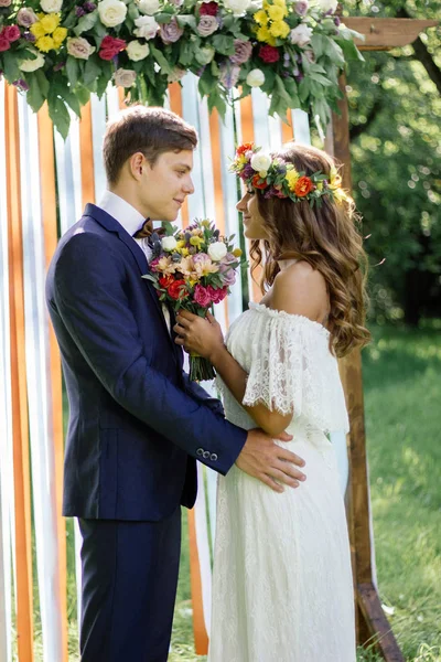 Ceremonie Van Het Huwelijk Outdoor Park Bruid Bruidegom Raken Elkaar — Stockfoto