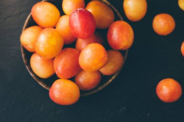 Olgun yaban eriği meyvelerinin en üst görünümü siyah taş zemin üzerinde