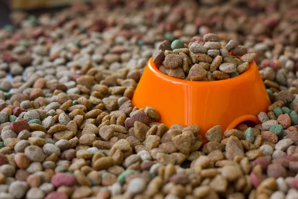 Cuenco Plástico Naranja Lleno Comida Seca Para Mascotas Rodeado Comida —  Fotos de Stock