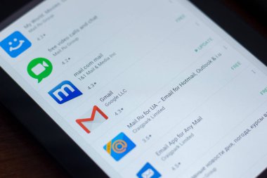 Ryazan, Rusya Federasyonu - 21 Mart 2018 - Gmail simgesini Tablet Pc bir ekranda mobil uygulamalar listesi