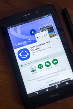 Ryazan, Rusya Federasyonu - 21 Mart 2018 - Samsung Internet tarayıcısı app Tablet Pc bir ekranda