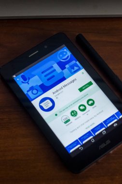 Ryazan, Rusya Federasyonu - 21 Mart 2018 - Android mesajları app Tablet Pc bir ekranda