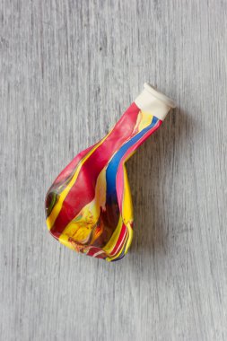 Beyaz bir tablo üzerinde kırmızı boş balon