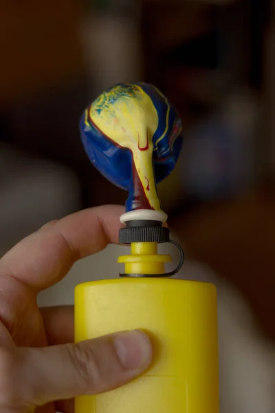 用黄色泵充气气球 — 图库照片