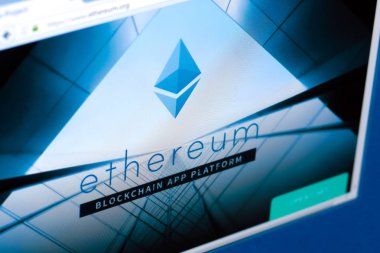 Ryazan, Rusya Federasyonu - 29 Mart 2018 - Ethereum cryptocurrency logosuna PC bir ekranda bir Web sitesi ethereum.org
