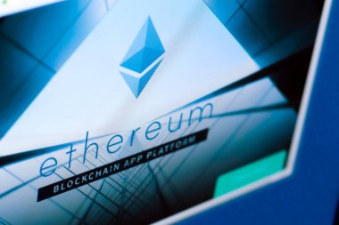 Ryazan, Rusya Federasyonu - 29 Mart 2018 - Ethereum cryptocurrency logosuna PC bir ekranda bir Web sitesi ethereum.org