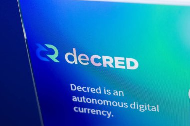 Ryazan, Rusya Federasyonu - 29 Mart 2018 - Decred ana Kripto para üstünde belgili tanımlık Pc göstermek, web adresi - decred.org