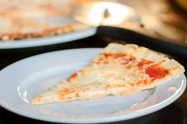 Dört Peynirli Pizza Beyaz Seramik Plaka Dilim — Stok fotoğraf