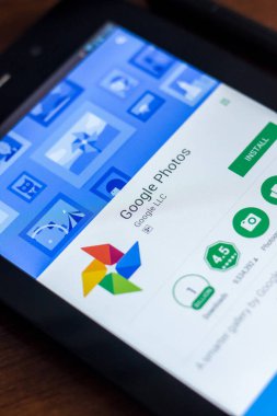 Ryazan, Rusya Federasyonu - 21 Mart 2018 - Google fotoğraf mobil uygulaması mobil Pc ekranda