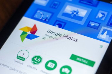 Ryazan, Rusya Federasyonu - 21 Mart 2018 - Google fotoğraf mobil uygulaması mobil Pc ekranda