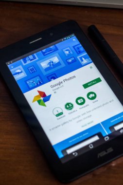 Ryazan, Rusya Federasyonu - 21 Mart 2018 - Google fotoğraf mobil uygulaması mobil Pc ekranda