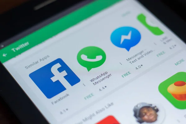 Ryazan Rusia Marzo 2018 Facebook Whatsapp Messenger Iconos Pantalla Móvil —  Fotos de Stock