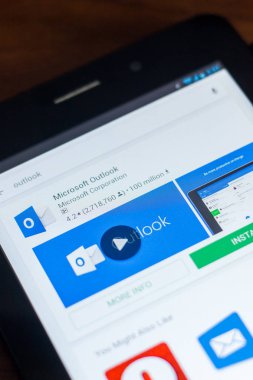 Ryazan, Rusya Federasyonu - 21 Mart 2018 - Microsoft Outlook Mobil uygulaması Tablet Pc ekranda
