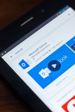 Ryazan, Rusya Federasyonu - 21 Mart 2018 - Microsoft Outlook Mobil uygulaması Tablet Pc ekranda.