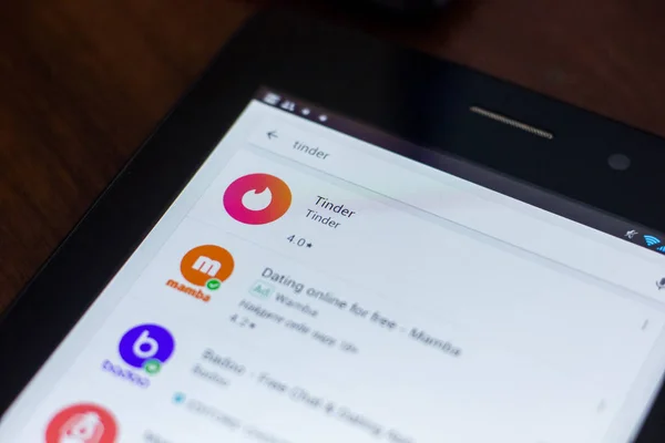 Рязань, Россия - 21 марта 2018 - Иконка Tinder в списке мобильных приложений . — стоковое фото