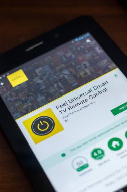 Ryazan, Rusya Federasyonu - 21 Mart 2018 - kabuğu evrensel akıllı Tv uzaktan kumanda uygulaması Tablet Pc ekranda