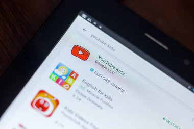 Ryazan, Rusya Federasyonu - 21 Mart 2018 - Youtube çocuklar kutsal kişilerin resmi içinde mobil uygulamalar listesi.