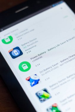 Ryazan, Rusya Federasyonu - 21 Mart 2018 - güç pil simgesi mobil uygulamalar listesi.