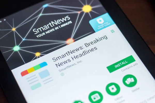 Рязань, Россия - 21 марта 2018 года - SmartNews mobile app on the display of tablet PC . — стоковое фото