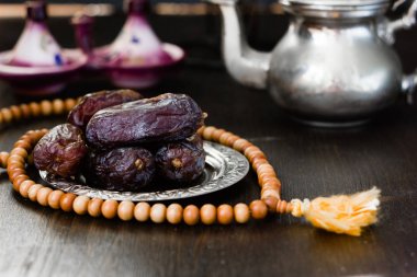 Ramazan ayında iftar açmak için metal plaka üzerindeki tarihi meyve