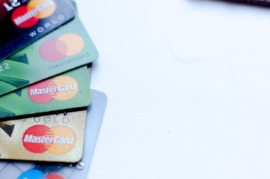 Ryazan, Rusya - 27 Şubat 2018: Kaç kredi kartı Mastercard şirketin beyaz masa üzerinde
