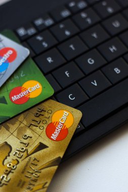 Ryazan, Rusya - 27 Şubat 2018: Siyah bilgisayar klavyesi üzerinden Mastercard şirketinin az sayıda kredi kartı