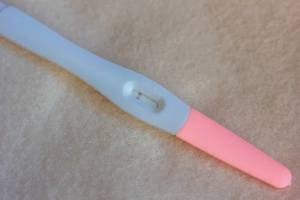 阴性怀孕测试在奶油毯子 — 图库照片