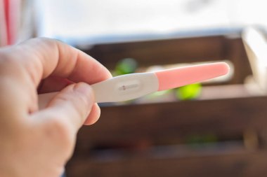 İnsan eli negatif hamilelik testi tutar