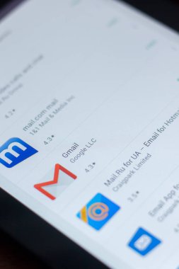 Ryazan, Rusya Federasyonu - 21 Mart 2018 - Gmail simgesini Tablet Pc bir ekranda mobil uygulamalar listesi.
