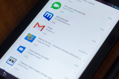 Ryazan, Rusya Federasyonu - 21 Mart 2018 - Gmail simgesini Tablet Pc bir ekranda mobil uygulamalar listesi.