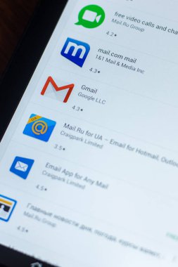 Ryazan, Rusya Federasyonu - 21 Mart 2018 - Gmail simgesini Tablet Pc bir ekranda mobil uygulamalar listesi.
