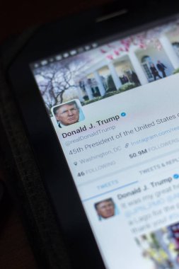 Ryazan, Rusya Federasyonu - 19 Nisan 2018 - Donald Trump, ABD Başkan twitter hesabı Tablet Pc ekranda.