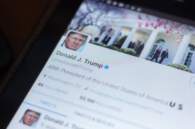 Ryazan, Rusya Federasyonu - 19 Nisan 2018 - Donald Trump, ABD Başkan twitter hesabı Tablet Pc ekranda.
