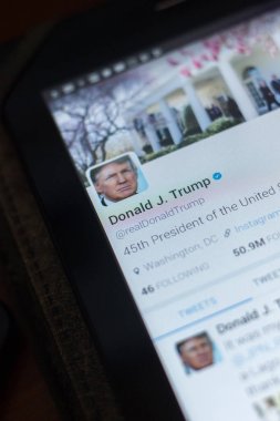 Ryazan, Rusya Federasyonu - 19 Nisan 2018 - Donald Trump, ABD Başkan twitter hesabı Tablet Pc ekranda.